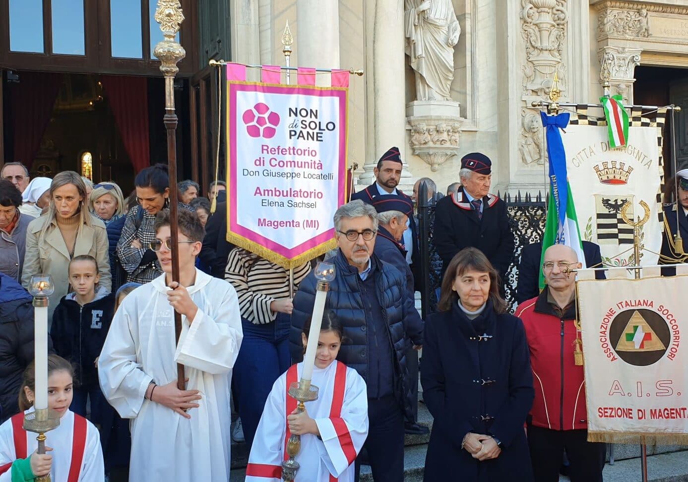 Agricoltori in festa a Magenta, il parroco don Giuseppe benedice i trattori sul sagrato della basilica