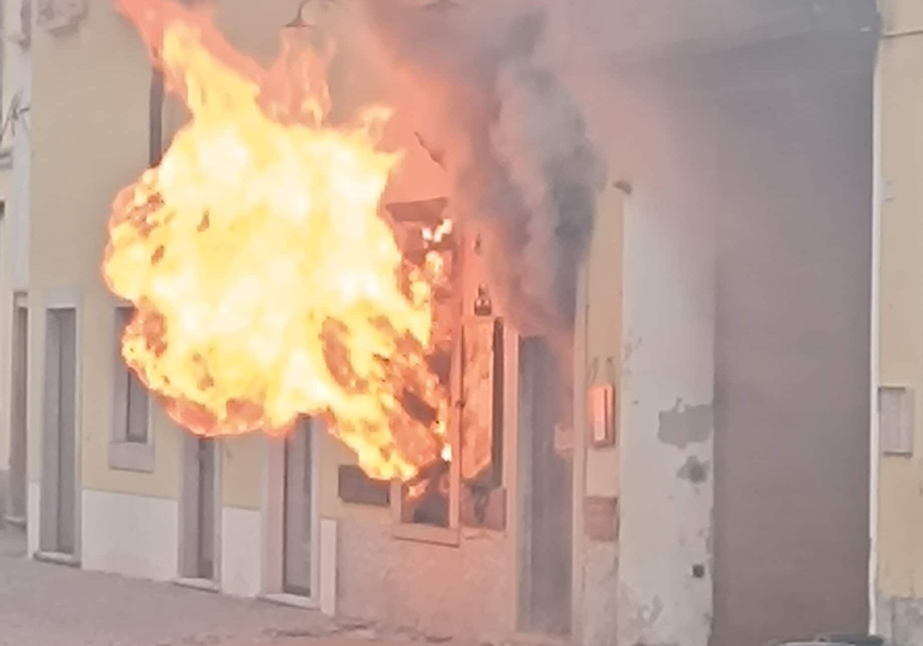Incendio alla Gigi Ferramenta di Corbetta, le fiamme prima dell’arrivo dei vigili del fuoco