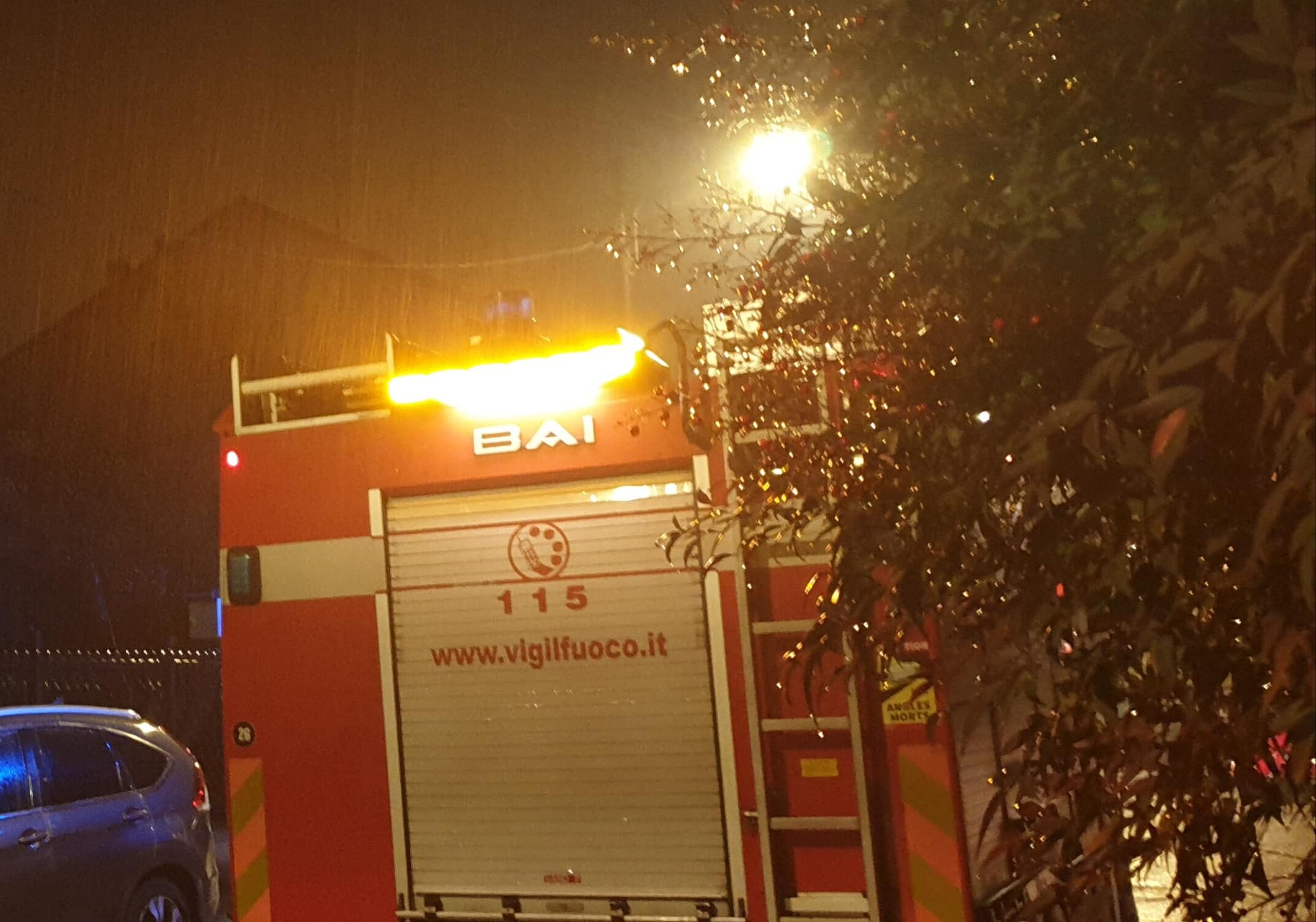 Magenta: scoppi e scintille dal cavo elettrico, intervengono i vigili del fuoco