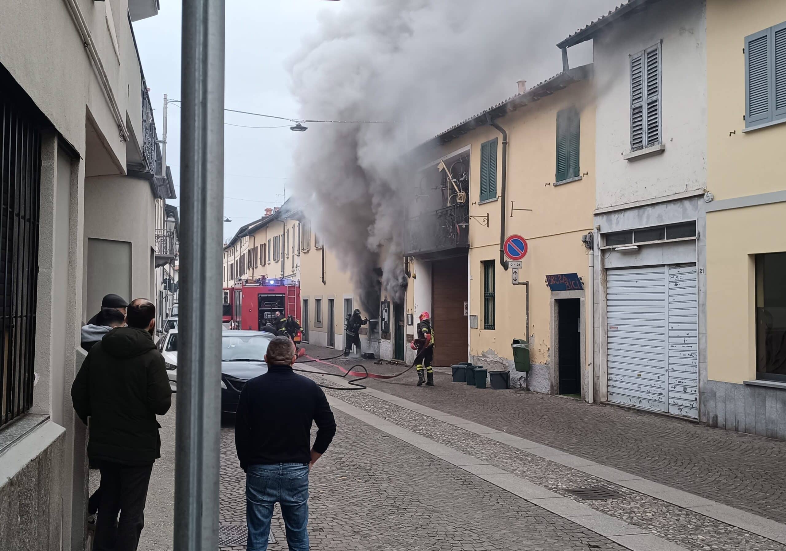 Corbetta: incendio in via Brera, sul posto sei squadre dei Vigili del Fuoco