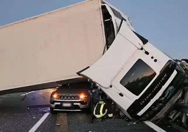 Auto schiacciata sotto un camion: un ferito grave nel Milanese