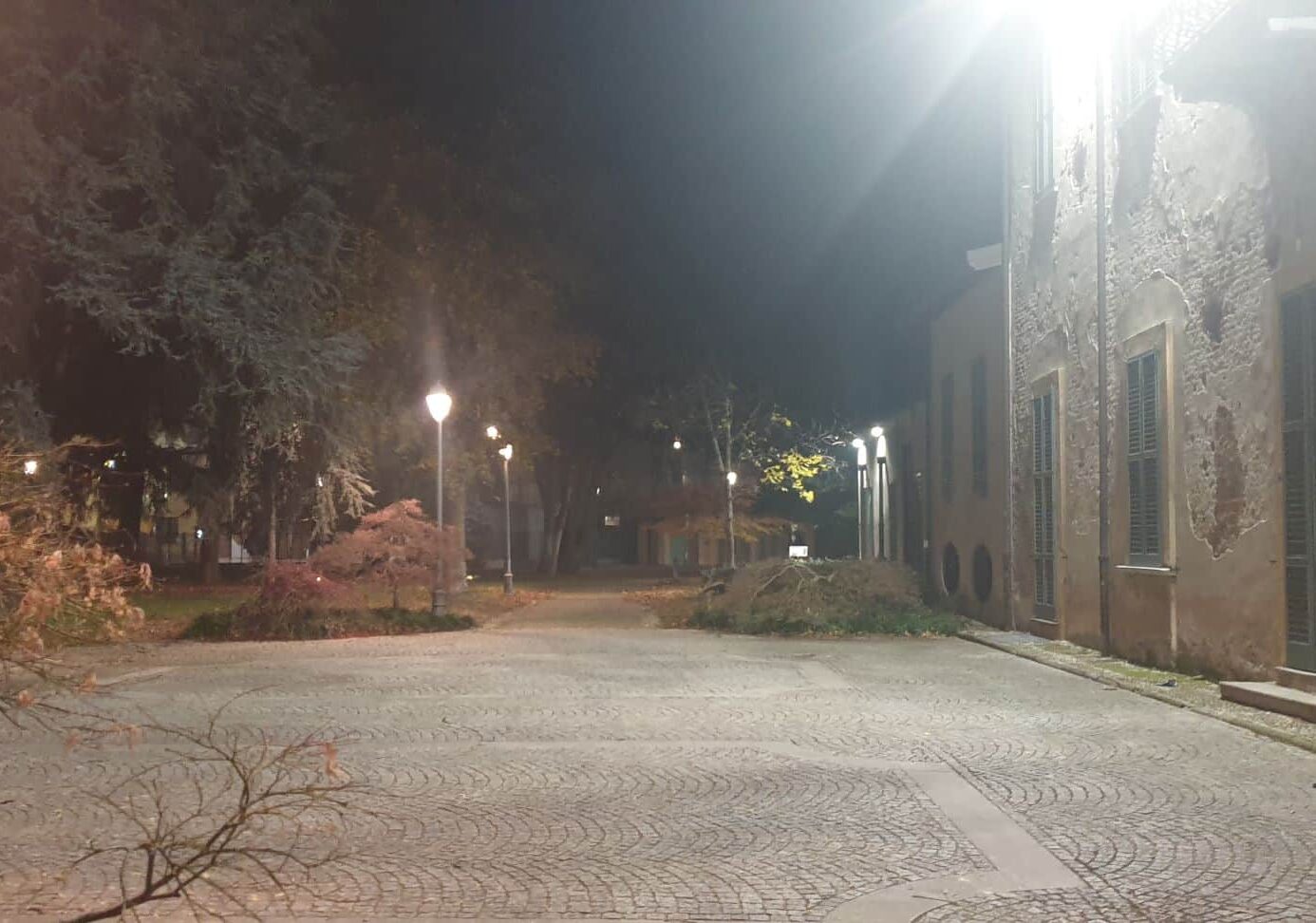 Pallonate nel cortile e sulle finestre del Comune di Magenta, interviene l’assessore che chiama la Polizia locale