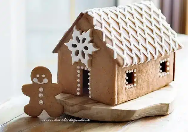 Canegrate, le volontarie di Punti in chiacchiera realizzano una casetta in pan di zenzero in vista del Natale