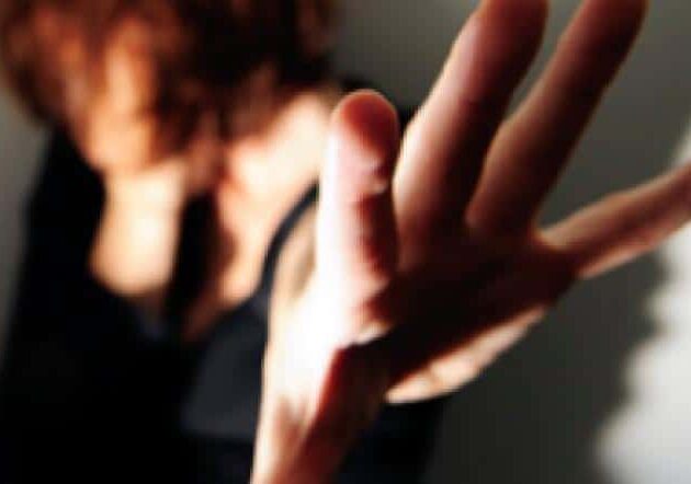 Ancora violenza: minaccia la ex di bruciarla con l’acido, arrestato nel Bresciano