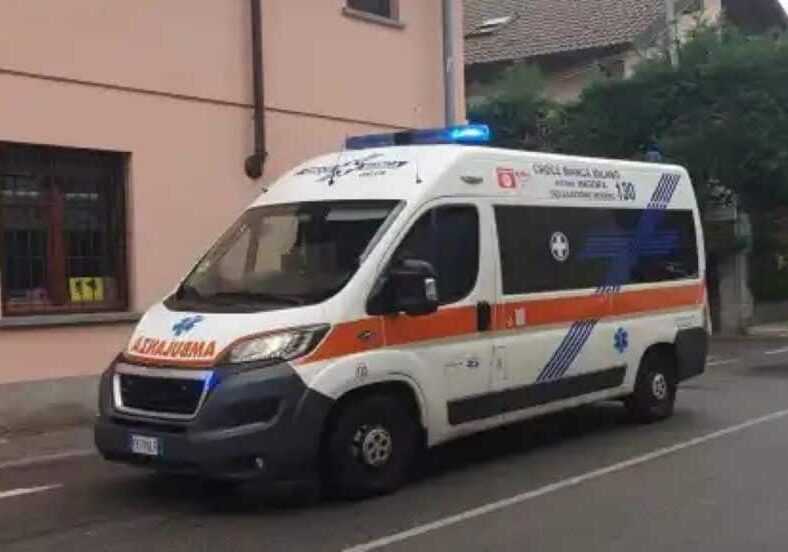 Uomo a terra vicino al comando della Polizia locale di Marcallo con Casone, soccorso dagli agenti