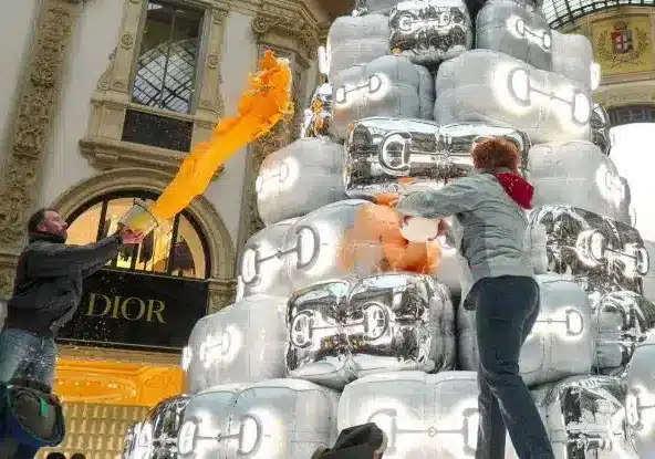 Milano, Ultima Generazione deturpa persino albero di Gucci in Galleria