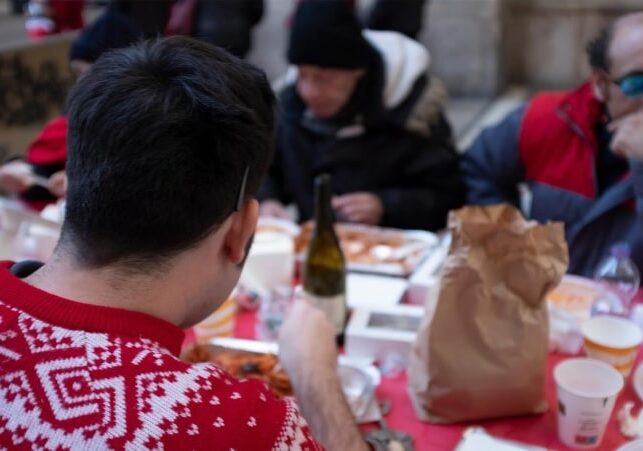 Milano, multati per avere offerto pranzo ai senzatetto. Legge applicata, cuore meno