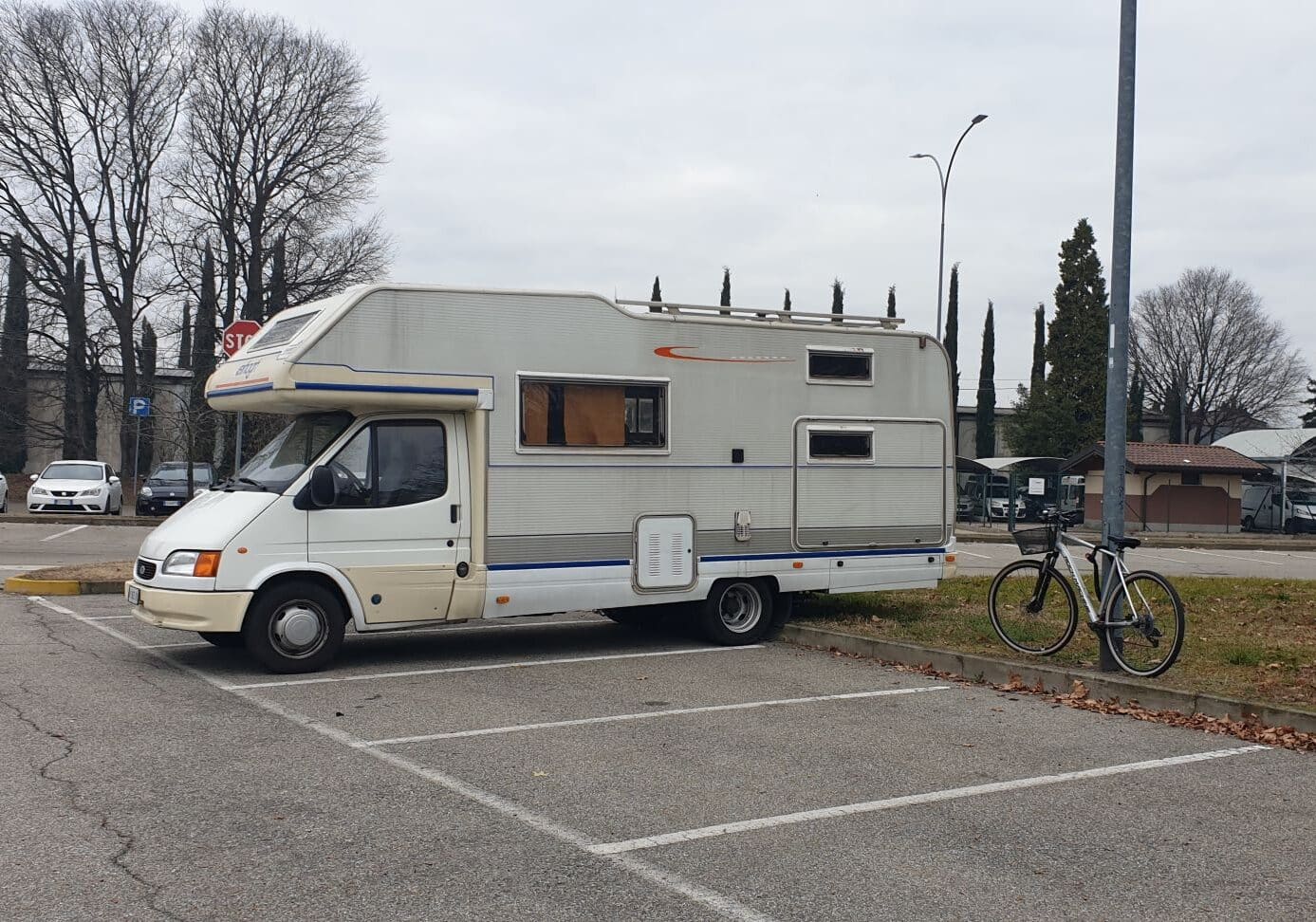 La sua vita nel camper, torna a Magenta dopo due anni: “Cerco lavoro e guardo alla vita sorridendo”