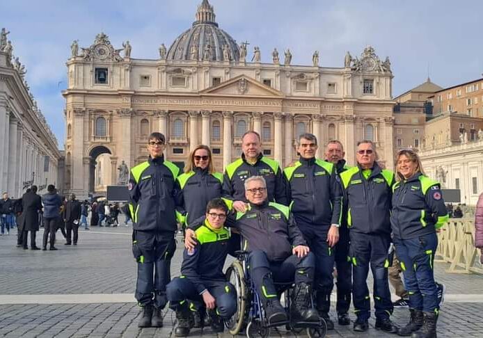 Volontari del gruppo comunale di Protezione Civile di Magenta in udienza da Papa Francesco