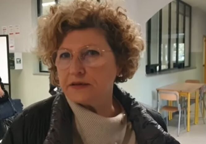 “Due minuti di ritardo e resti fuori dalla classe”, protesta una mamma. La preside dell’Ipsia di Magenta replica