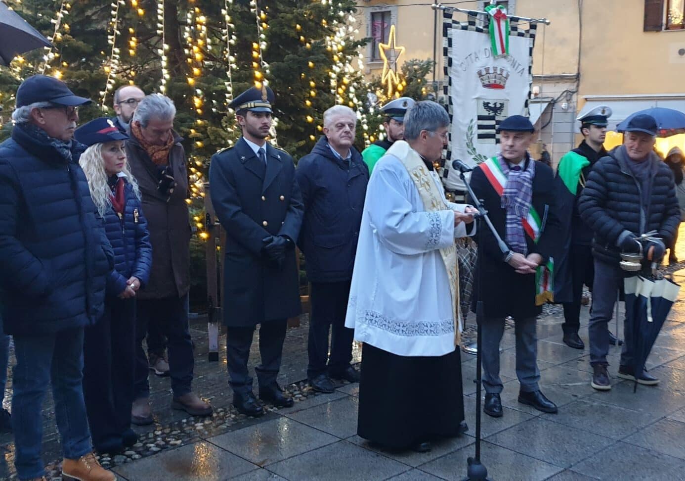 Inaugurati presepe e albero di Natale in piazza Liberazione a Magenta, il Sindaco: “Costruiamo una comunità che guarda alla persona”