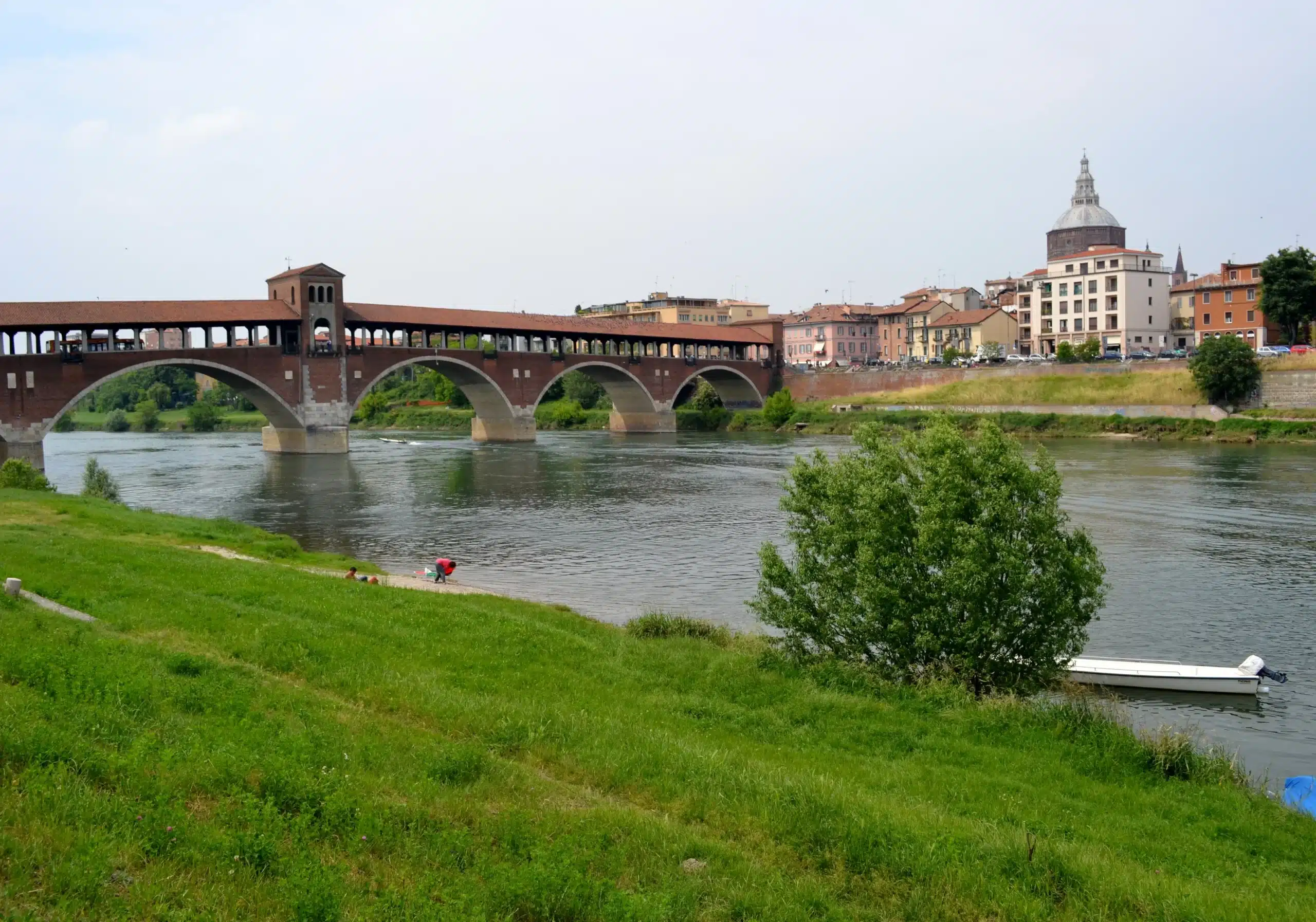 Pavia, tuffo di Natale nel Ticino: soccorso dai Vigili del Fuoco…