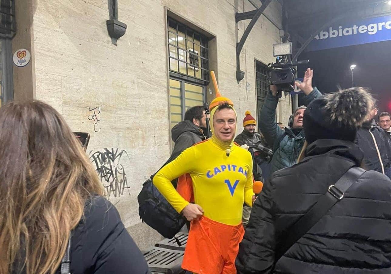 Abbiategrasso, Capitan Ventosa tra i pendolari della MI MO in stazione (e anche oggi.. ritardi)