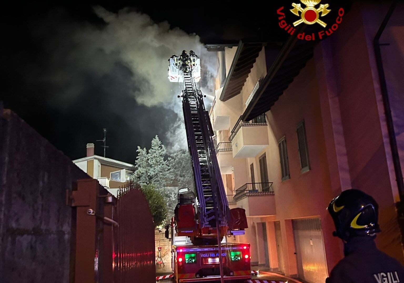 Busto Garolfo, appartamento in fiamme nella notte: famiglia ustionata