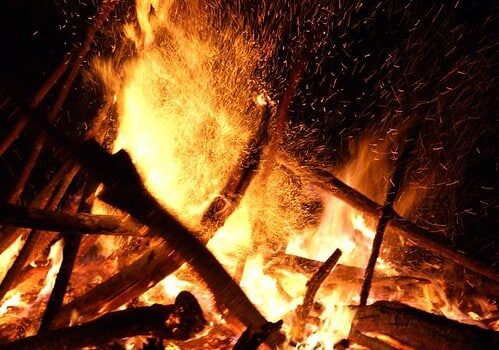 Trecate onora le tradizioni: il 17 gennaio falò di sant’Antonio