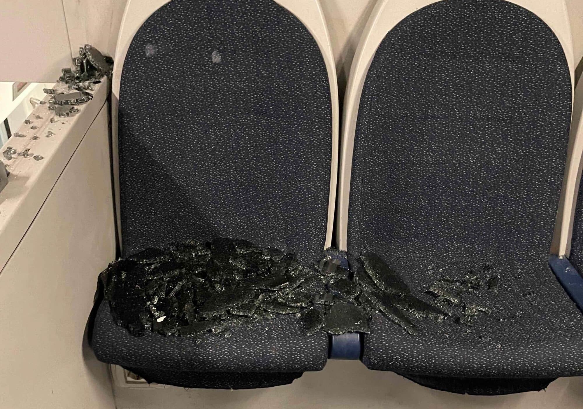 Vandali alla stazione di Corbetta distruggono i treni, disagi enormi per i pendolari