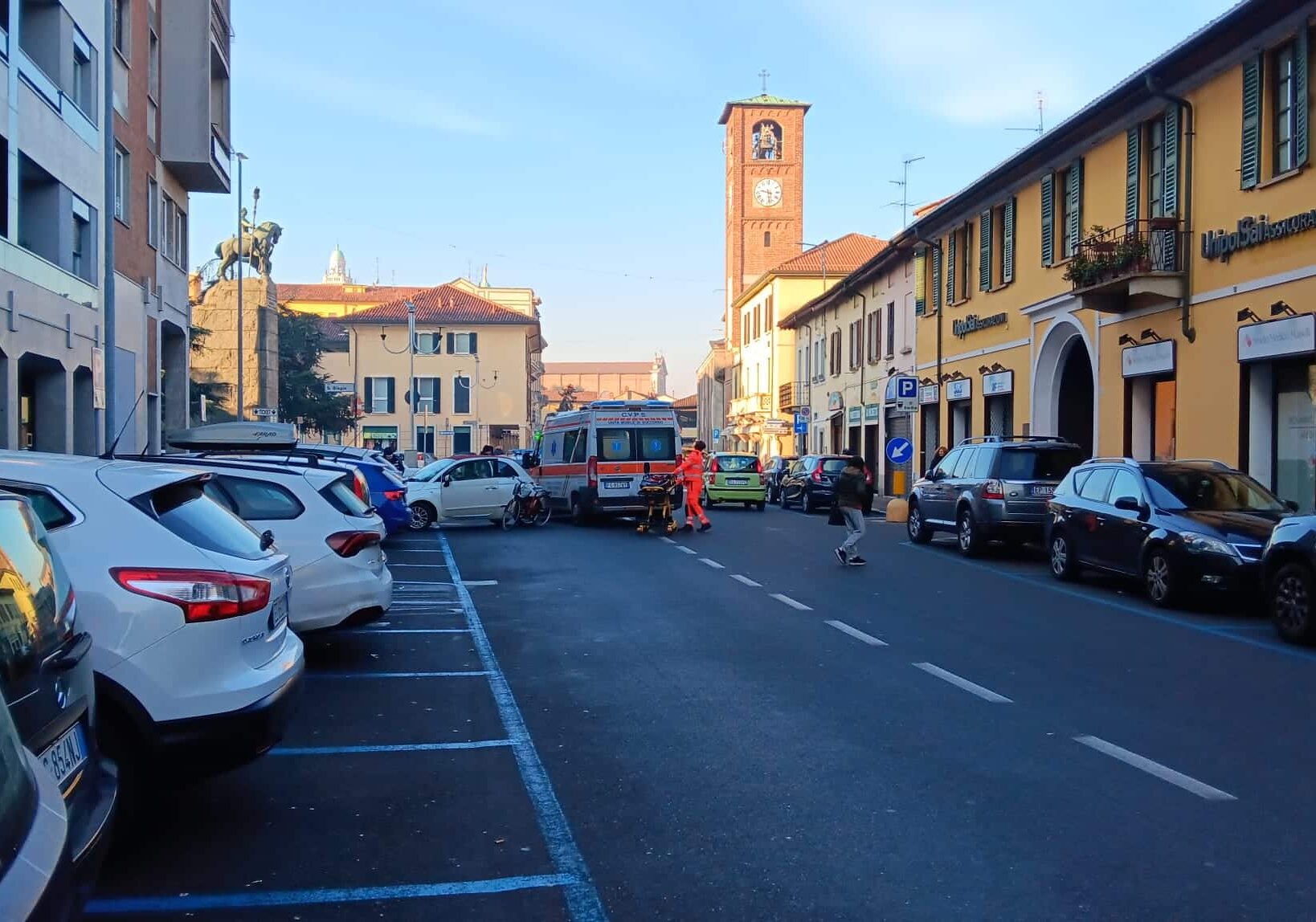 Magenta: donna in bicicletta sbatte contro l’auto che esce dal parcheggio e finisce al pronto soccorso