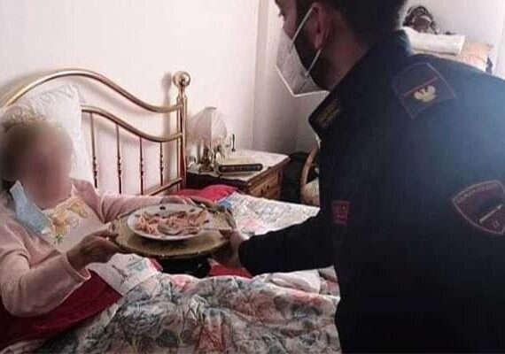 94enne si sente sola a Capodanno: chiama la Polizia, agenti di Biella le fanno visita