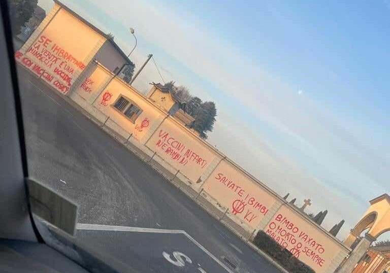 Arconate, scritte No Vax sui muri del cimitero