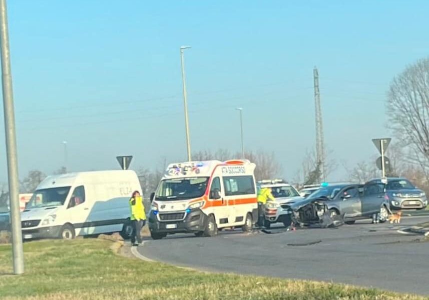 Incidente in viale Giotto ad Abbiategrasso: feriti e danni ai mezzi coinvolti