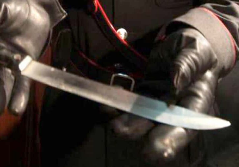 Milano, minaccia di morte i genitori con un coltello