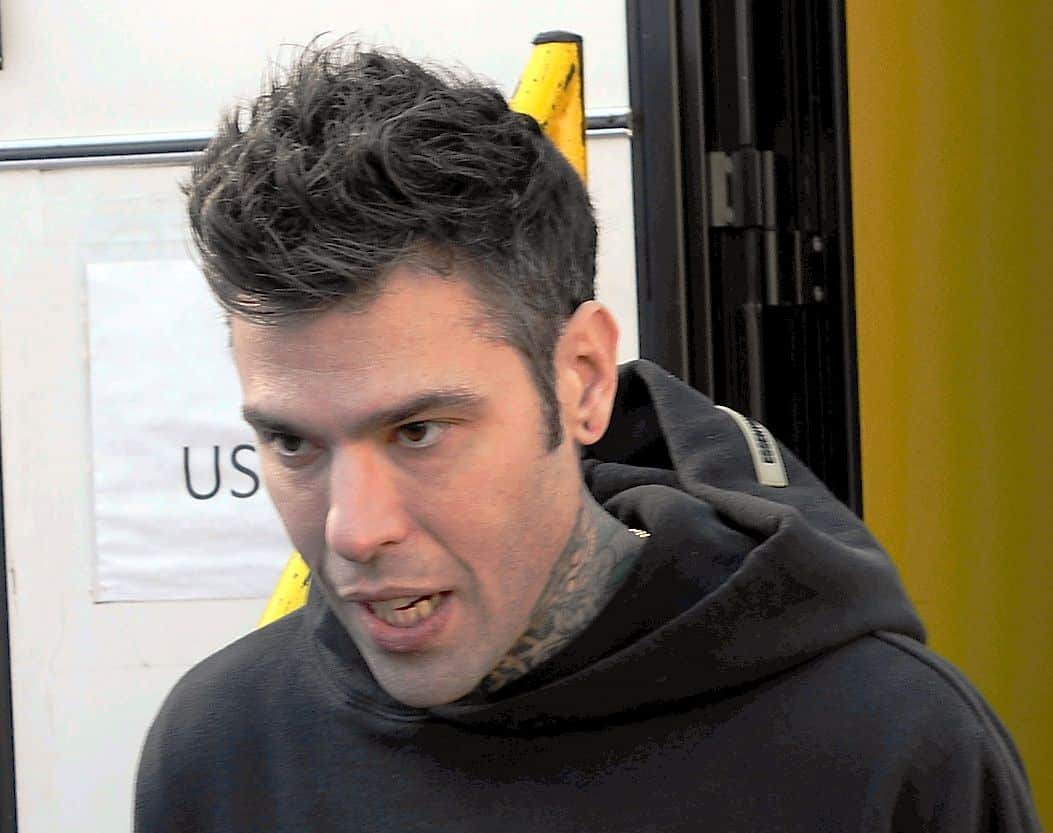 Fedez insulta un hater ma sbaglia persona