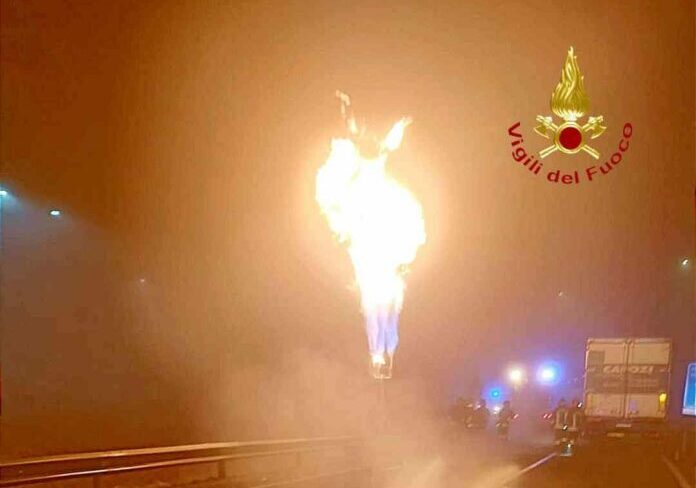 Novara Vercelli, scontro tra due mezzi pesanti: uno trasportava Gpl