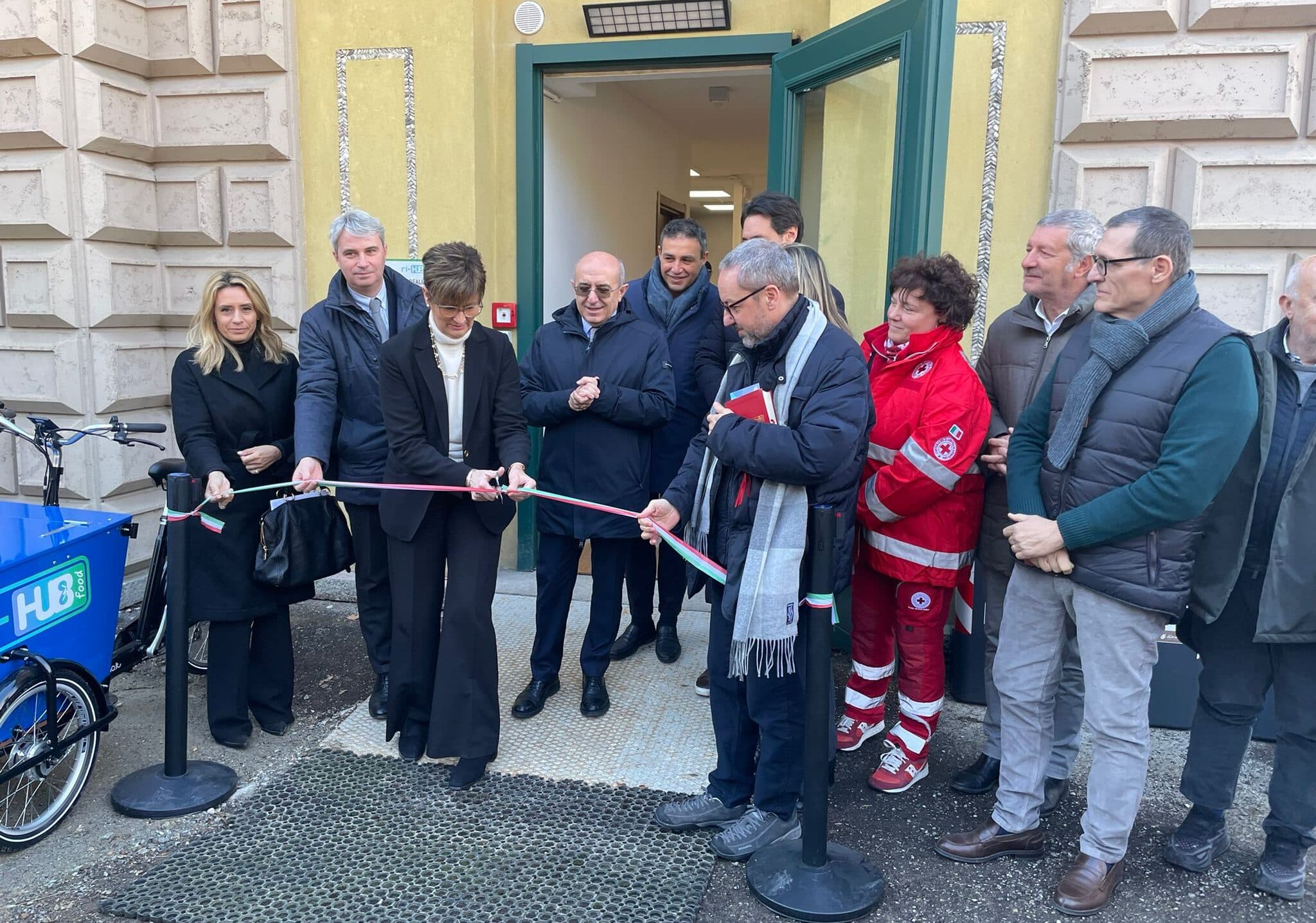 Varese, inaugurato hub per cibo ai bisognosi