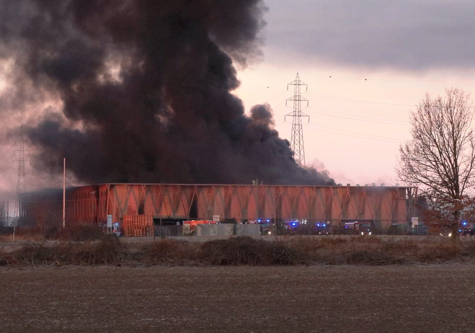 Incendio in azienda plastica a Cavenago