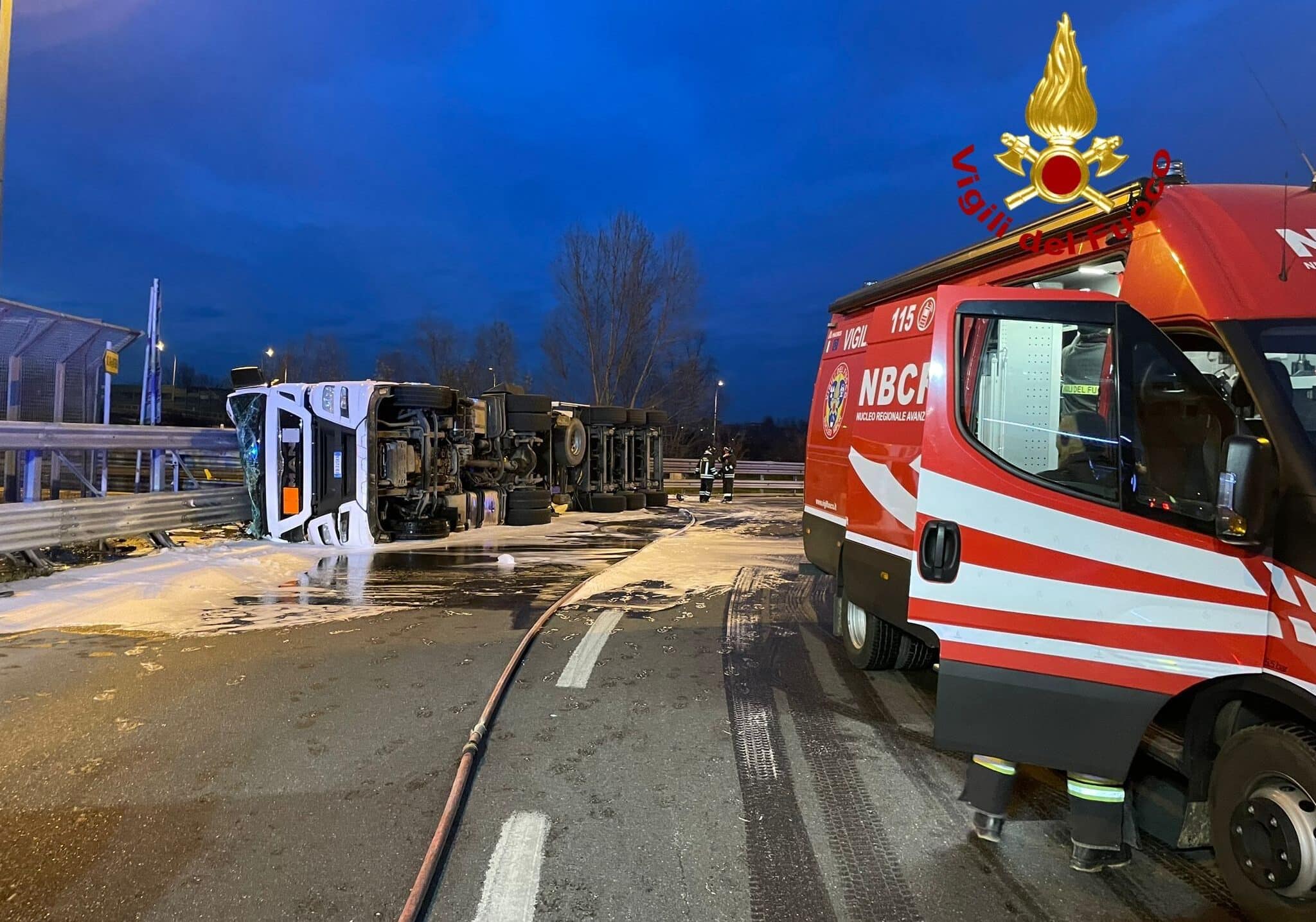 Camion contenente acetone si ribalta sulla tangenziale ovest a Rho