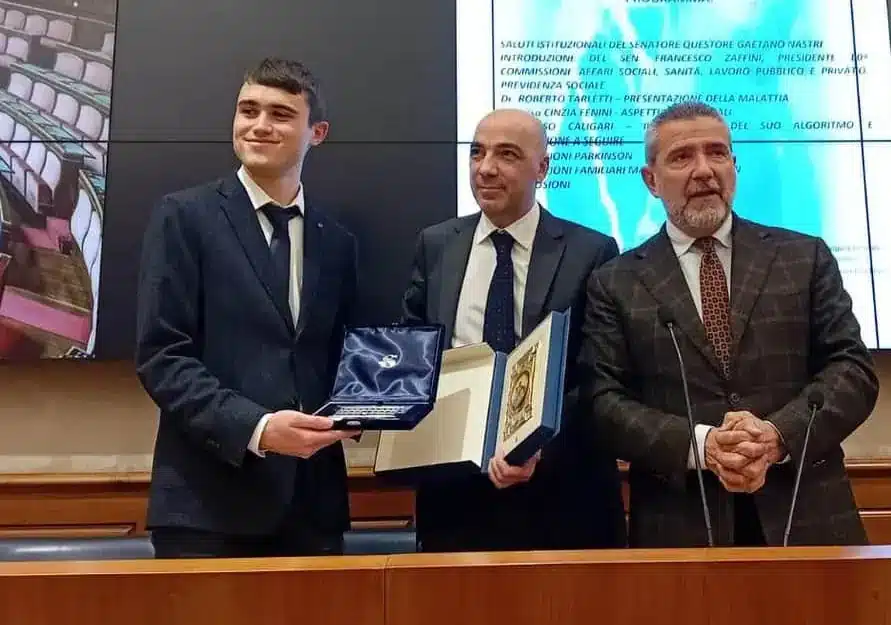 Gaetano Nastri (Fdi) premia in Senato il 17enne novarese Tommaso Caligari, che ha ideato una diagnosi veloce del Parkinson