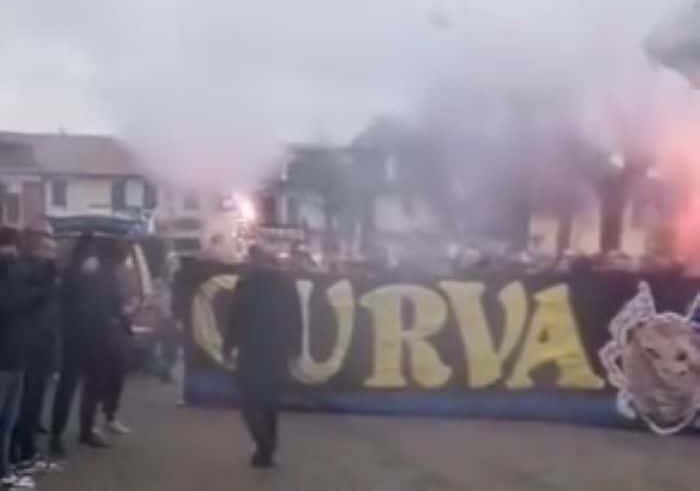 “Noi abbiamo Nico nel cuore”, i tifosi interisti in lacrime a Nosate salutano l’amico Nicolò Sposaro