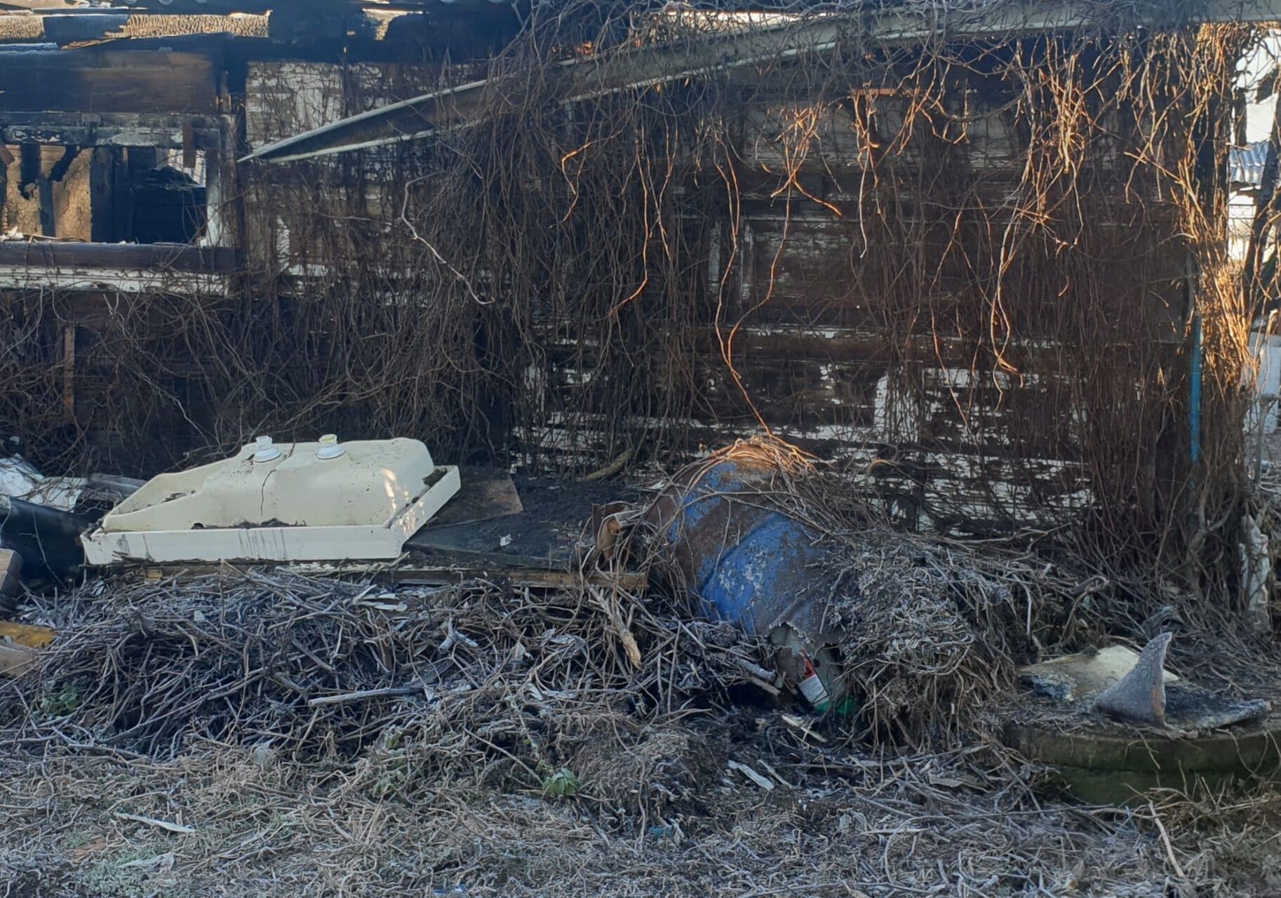 Abbiategrasso: lunga colonna di fumo sulla statale 526, ripostiglio porta attrezzi in fiamme
