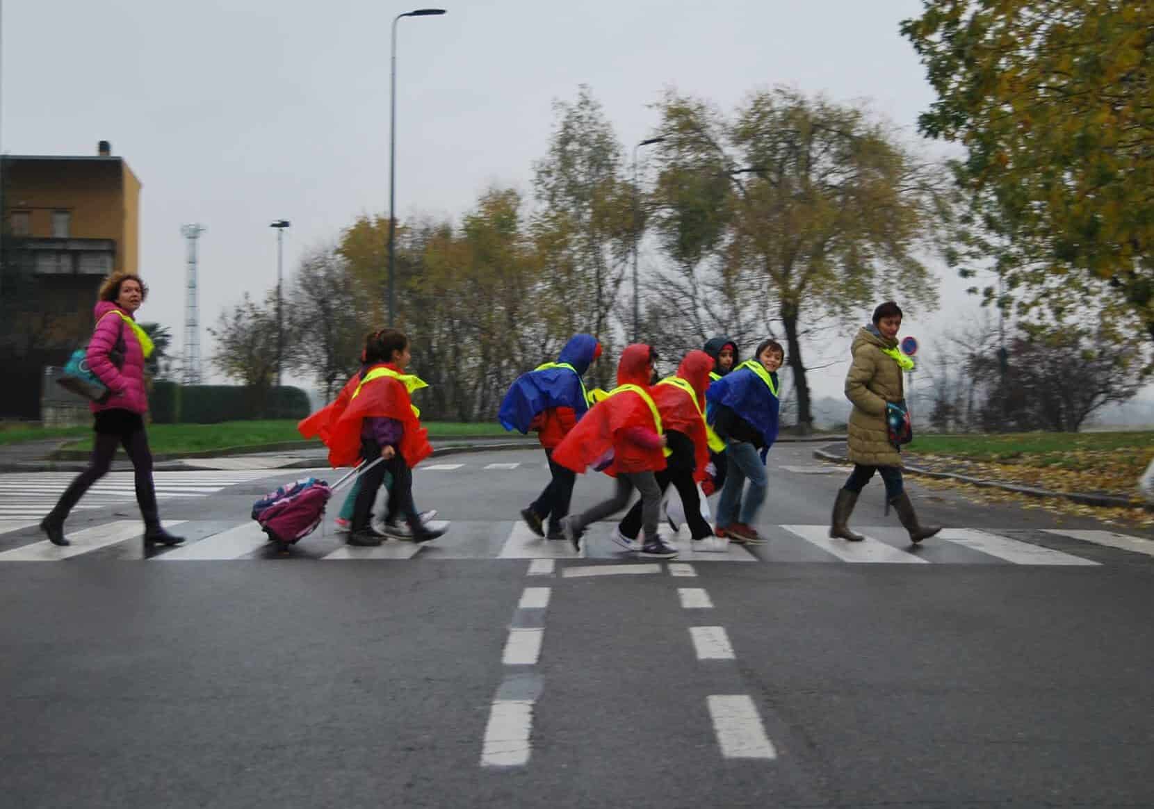 I numeri del progetto Pedibus a Milano evidenziano i vantaggi di un’attività utile e formativa per tutte le generazioni