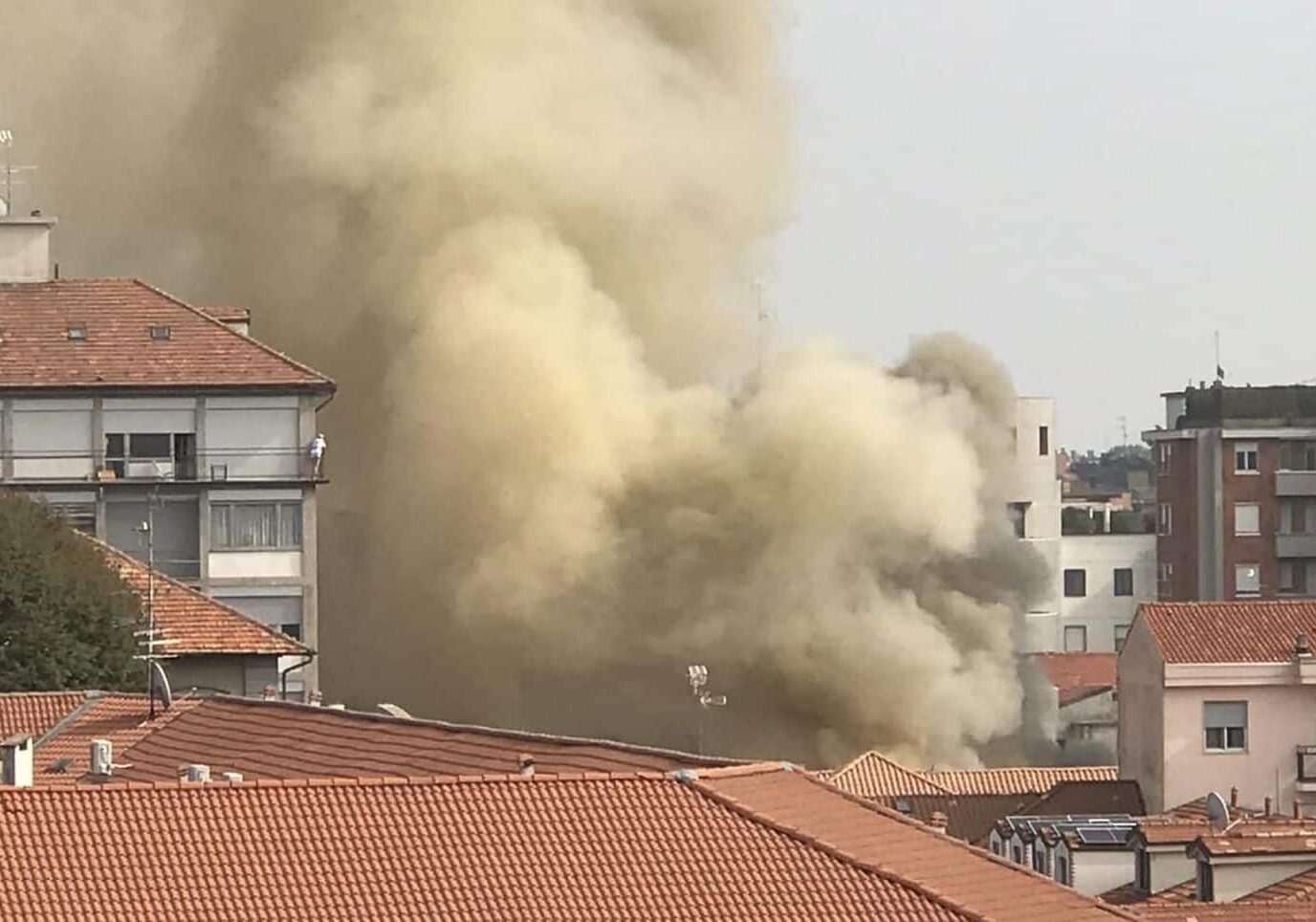 Varese: incendio in un appartamento di Saronno, 7 persone finiscono in ospedale