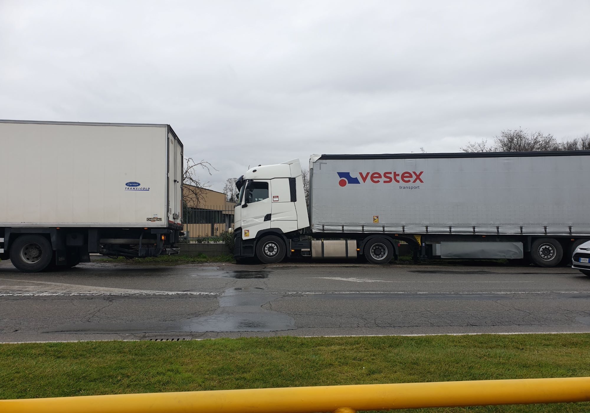 Magenta: camion resta impantanato a bordo strada di fronte all’Iper, operazioni di recupero difficoltose