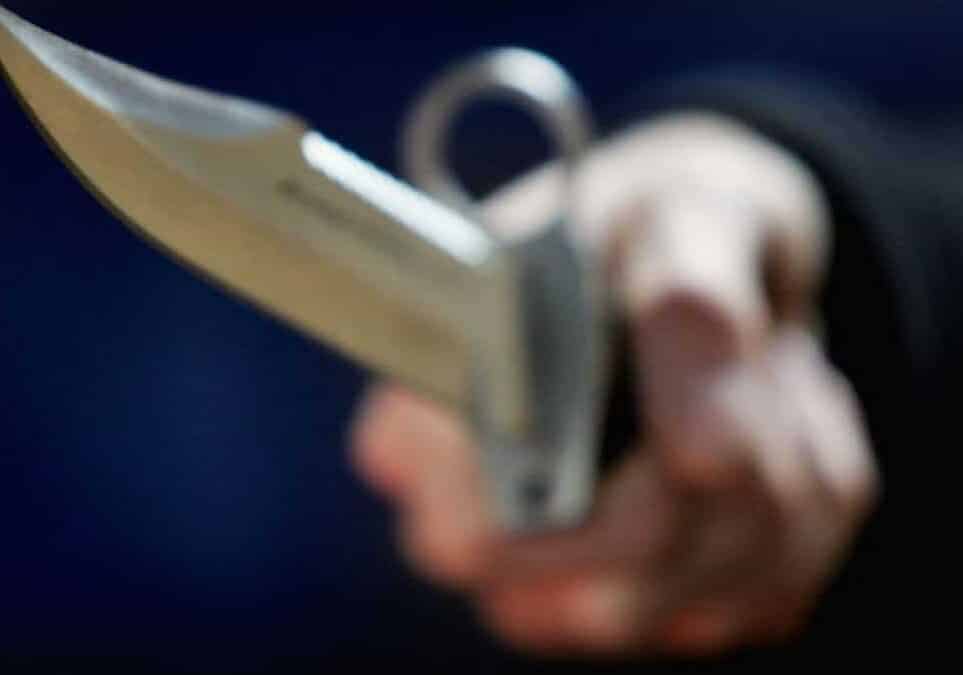 Giovanissimi allo sbando. A Pieve Emanuele accoltellato un 15enne di Vernate fuori da scuola, fermato un 17enne di Rozzano