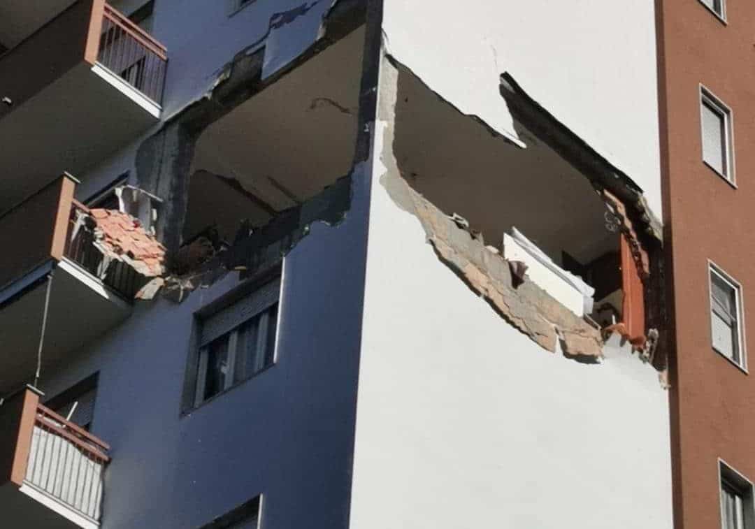 Corsico, esplode appartamento: pareti sventrate
