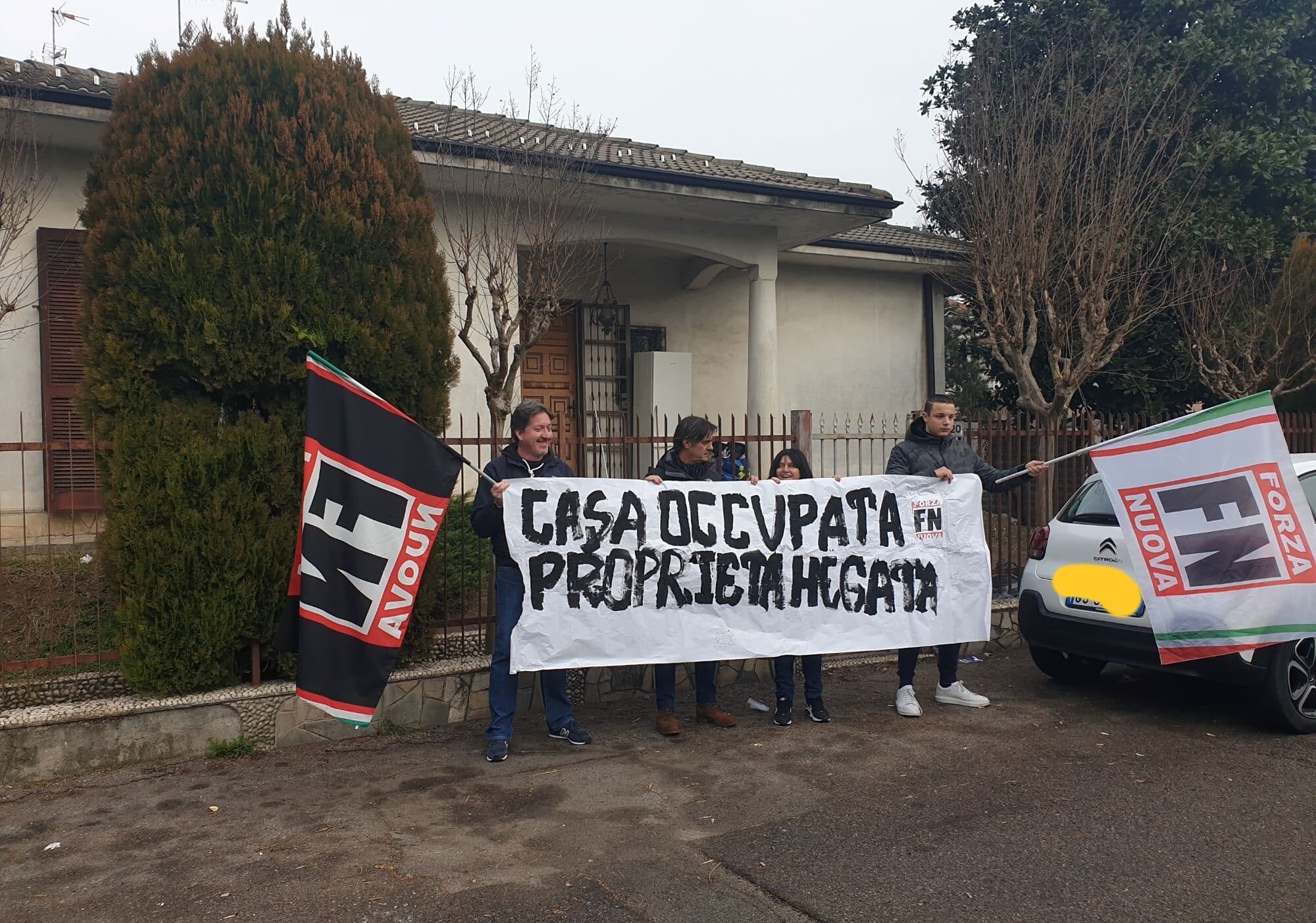 Magenta, Forza Nuova davanti alla villetta occupata dalla famiglia rom: “Autorità non fate come gli struzzi”