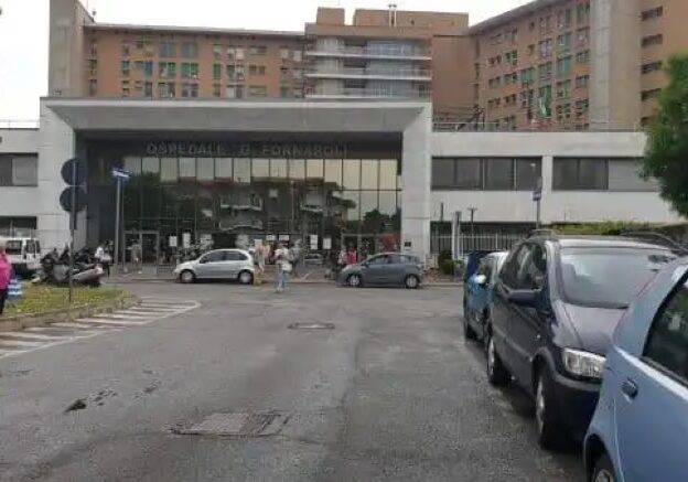 Magenta, anziano cade al PS del Fornaroli, i parenti: “Avevamo avvisato che non poteva stare seduto”