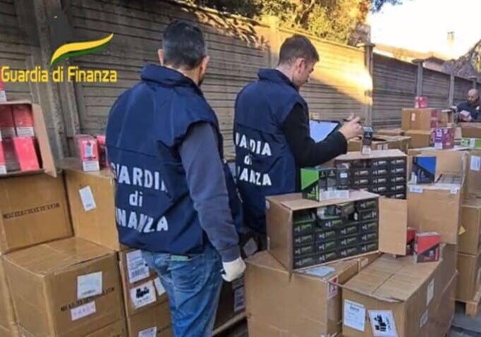 1 milione e mezzo di sigarette elettroniche nocive: 3 cinesi denunciati dalla Gdf di Varese