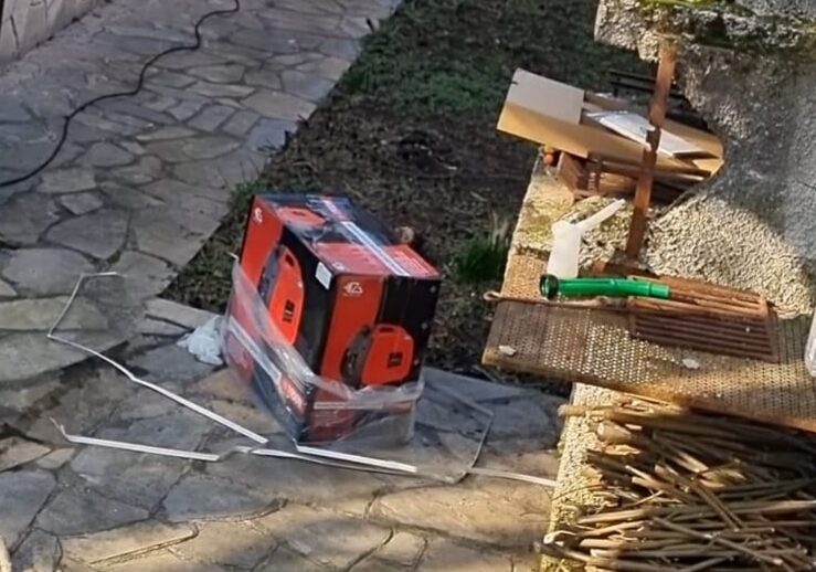 Magenta: staccata la corrente agli abusivi di via Del Carso, ma loro rimediano con un generatore