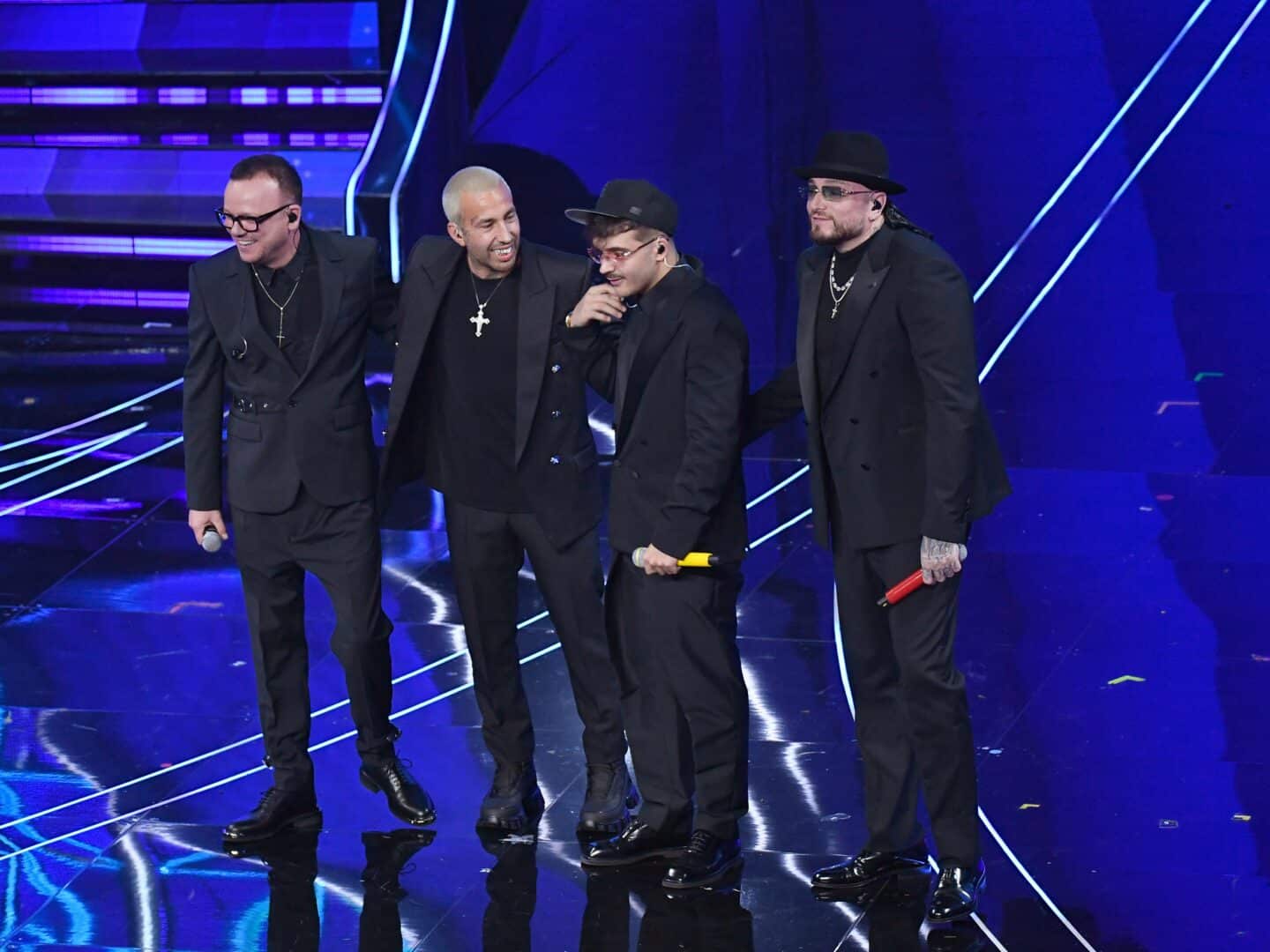 Sanremo, Geolier vince la serata delle cover.  All’Ariston emozioni e il ritorno dei Jalisse