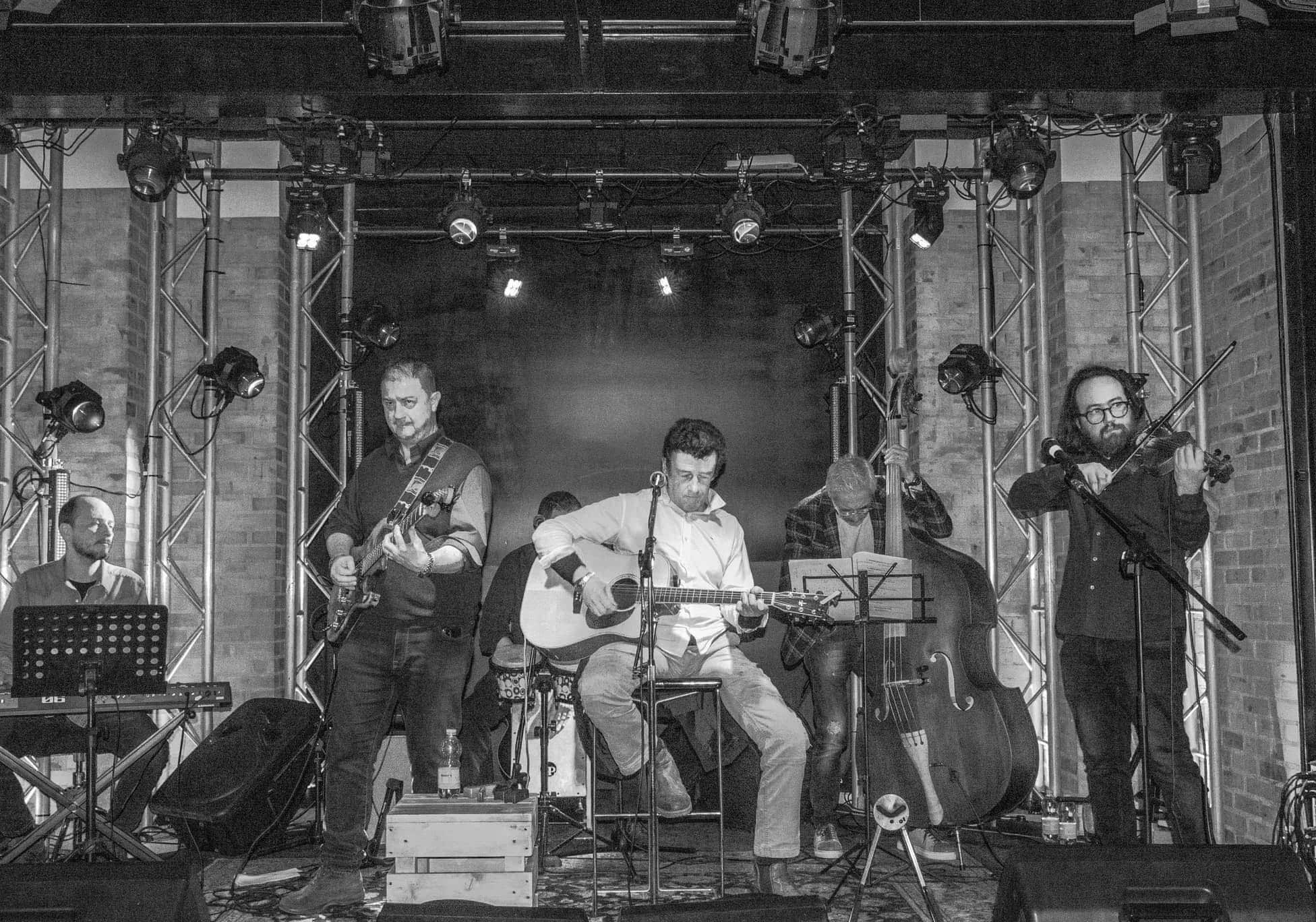Castellazzo: al Bim Bum Bar, venerdì 23, inno alla Lombardia con Enrico Gerli (anche in tavola)