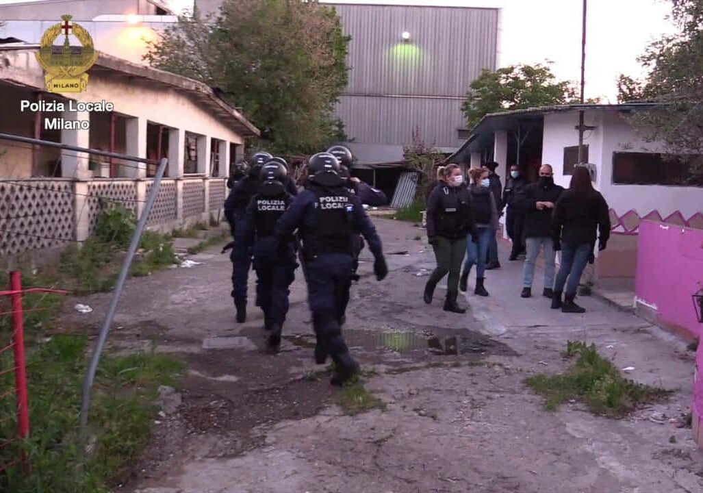 Milano, moto rubate nel campo nomadi di via Bonfadini