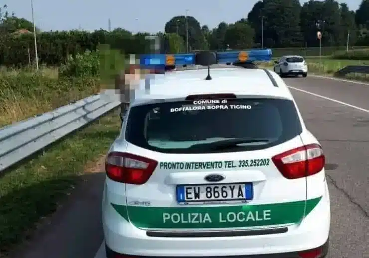 Boffalora sopra Ticino: altera le lettere delle targhe con lo scotch, automobilista sorpreso dalla Polizia locale