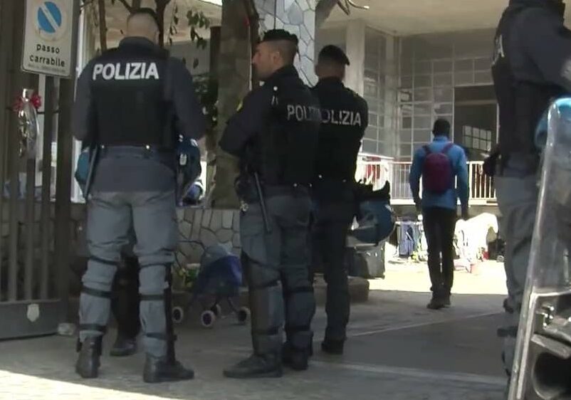 Milano, otto migranti irregolari occupano villetta: arrestati