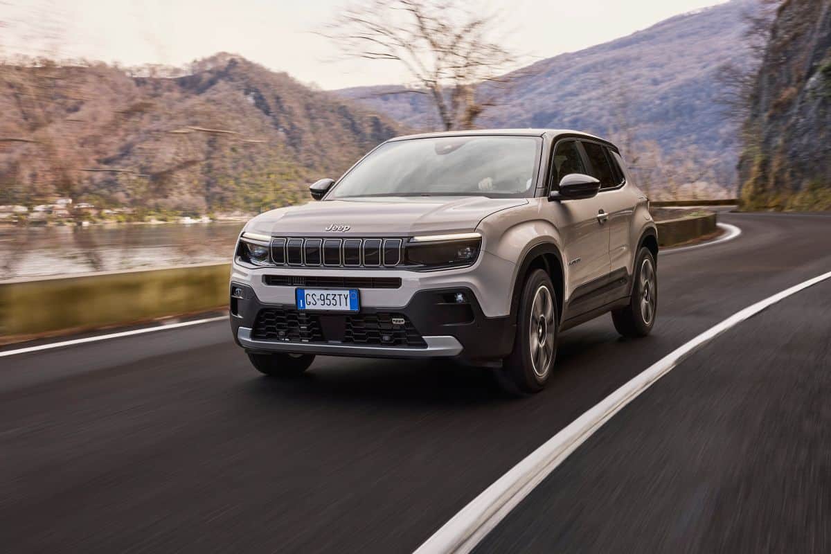 Jeep Avenger è ora anche ibrida, risparmio e sosteniblità