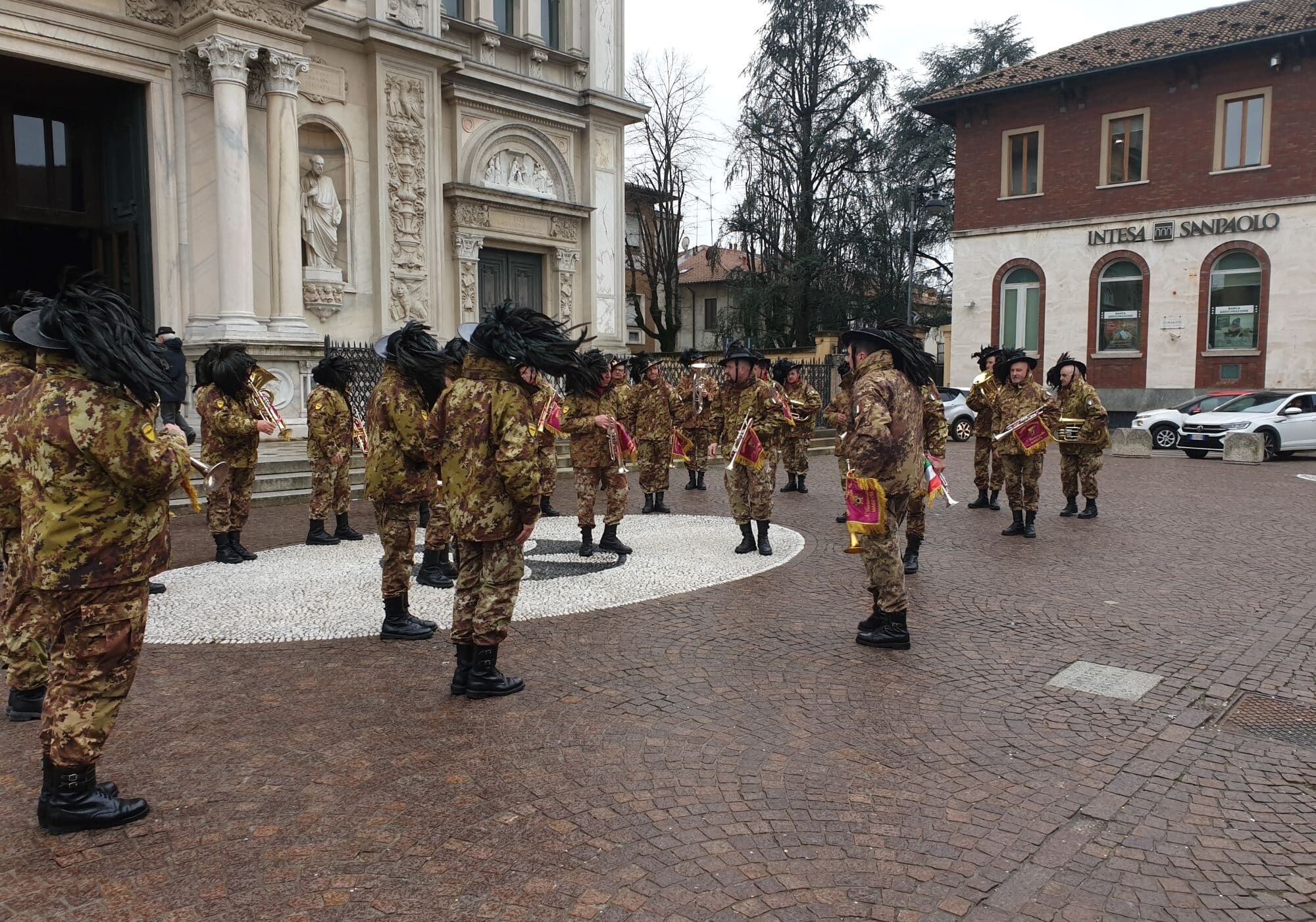 Magenta, Bersaglieri in festa: fanfara si esibisce sul sagrato della Basilica di San Martino
