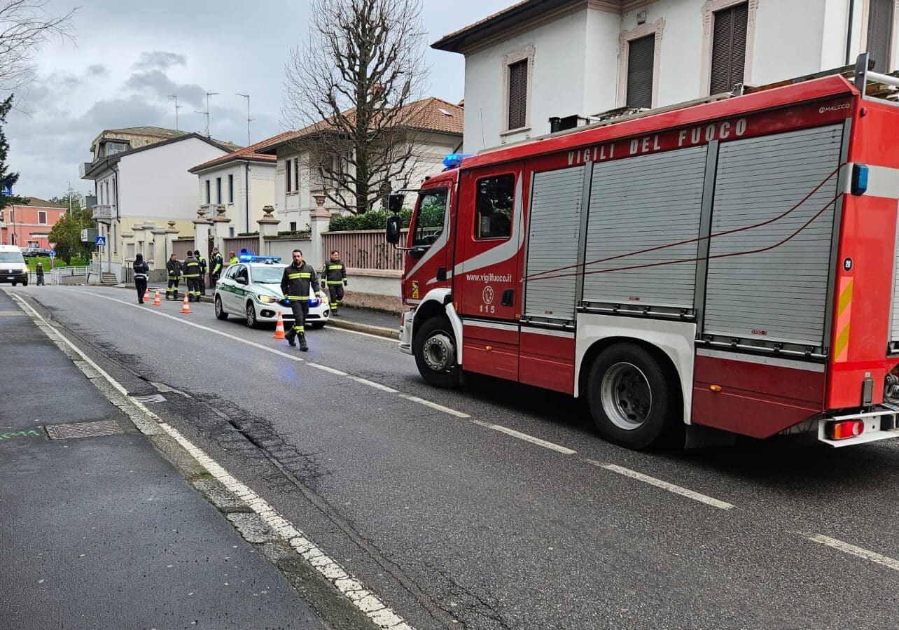 Magenta, buca enorme in via Cavallari: intervengono Polizia locale, Protezione civile e Vigili del fuoco